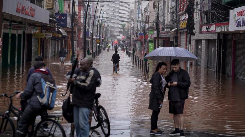Sob grave enchente, Porto Alegre terá fim de semana com chuva