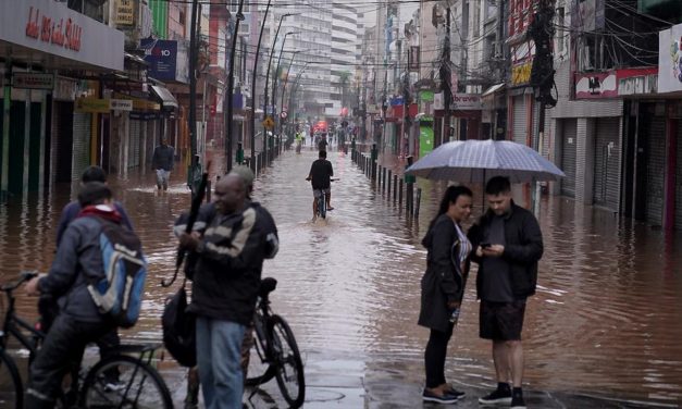 Sob grave enchente, Porto Alegre terá fim de semana com chuva