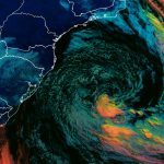 Ciclone na costa está em afastamento; mar segue agitado no litoral