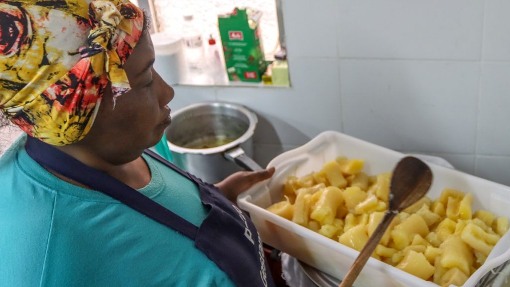 Enchentes no RS: central de abastecimento atenderá cozinhas solidárias