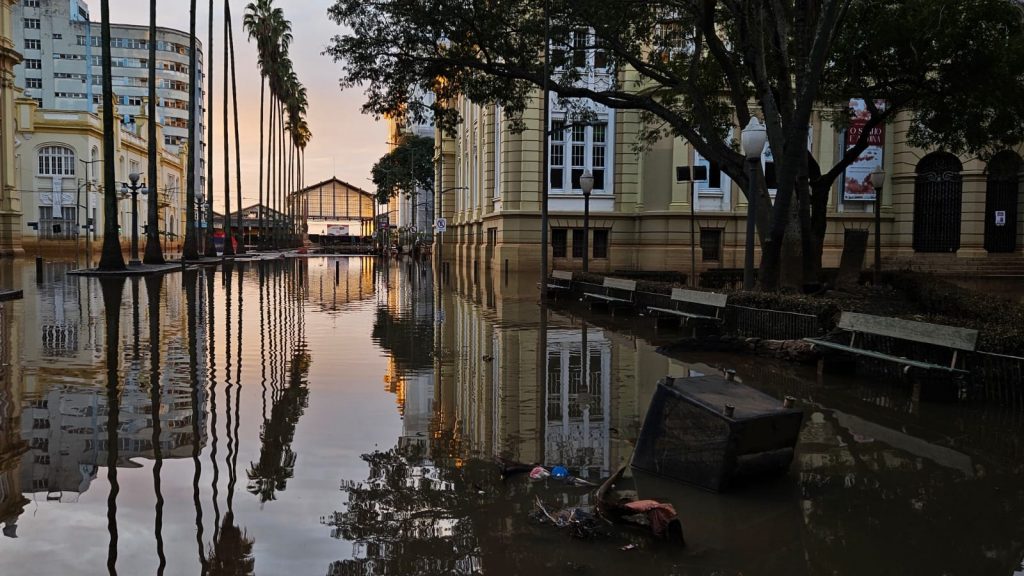 Veja em fotos como estava o Centro de Porto Alegre neste domingo