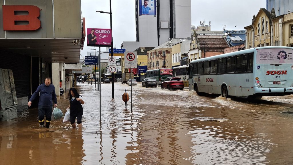 Enchente em Porto Alegre: Centro Histórico já inunda e obriga evacuação