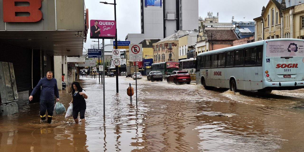 <span class="entry-title-primary">Enchente em Porto Alegre: Centro Histórico já inunda e obriga evacuação</span> <h2 class="entry-subtitle">Várias ruas do Centro de Porto Alegre começam a inundar. Comerciantes colocam sacos de areia. Prefeitura orienta deixar a região. </h2>