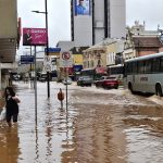 Enchente em Porto Alegre: Centro Histórico já inunda e obriga evacuação