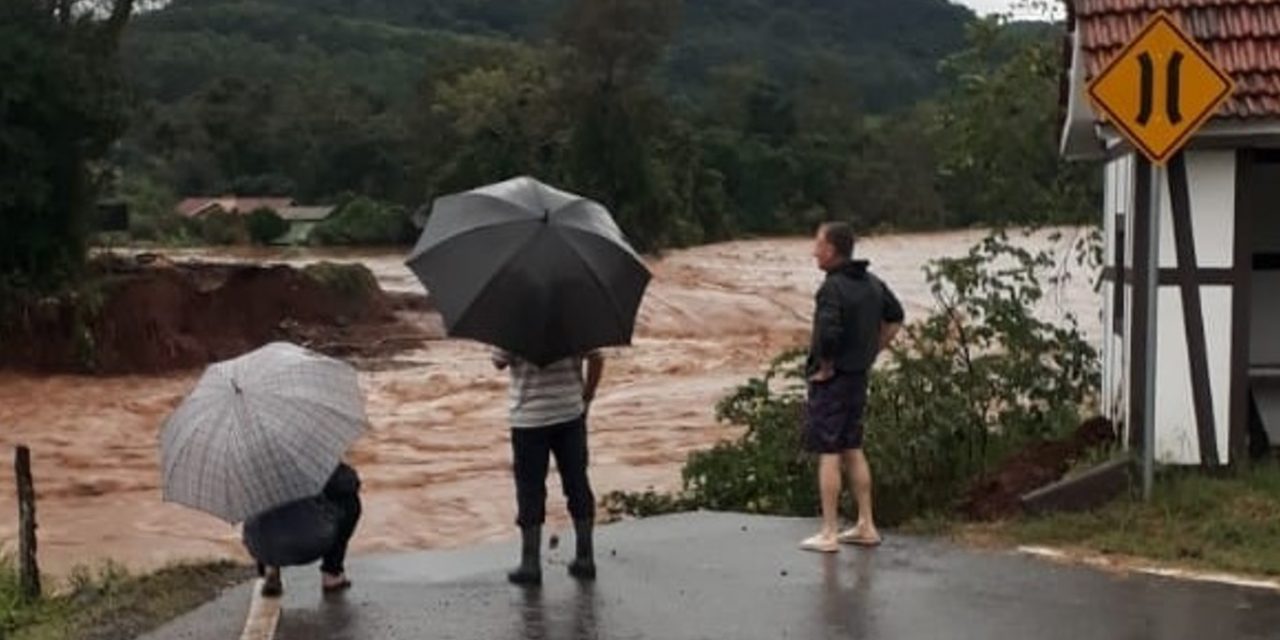 <span class="entry-title-primary">Chuva intensa das últimas horas na Serra agravará enchentes nos vales</span> <h2 class="entry-subtitle">Volumes de chuva atingiram mais de 100 mm na Serra entre a madrugada e de manhã. Água vai descer com os rios para os vales. </h2>