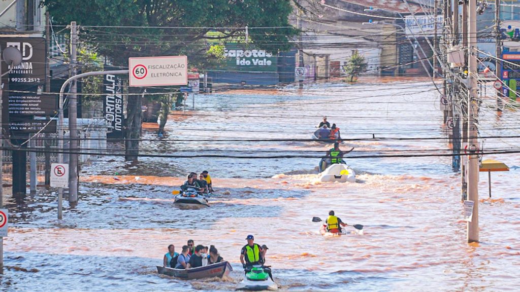 Frente fria traz chuva para áreas sob enchentes nesta quarta-feira
