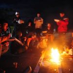 Frio de 1ºC no RS: vítimas da enchente fazem até fogueiras nas ruas