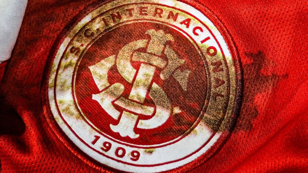 Uma camisa para a história: Inter joga com lama no uniforme pelo desastre