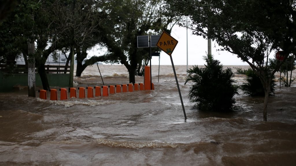 Guaíba segue subindo e águas invadem bairros do Sul da cidade