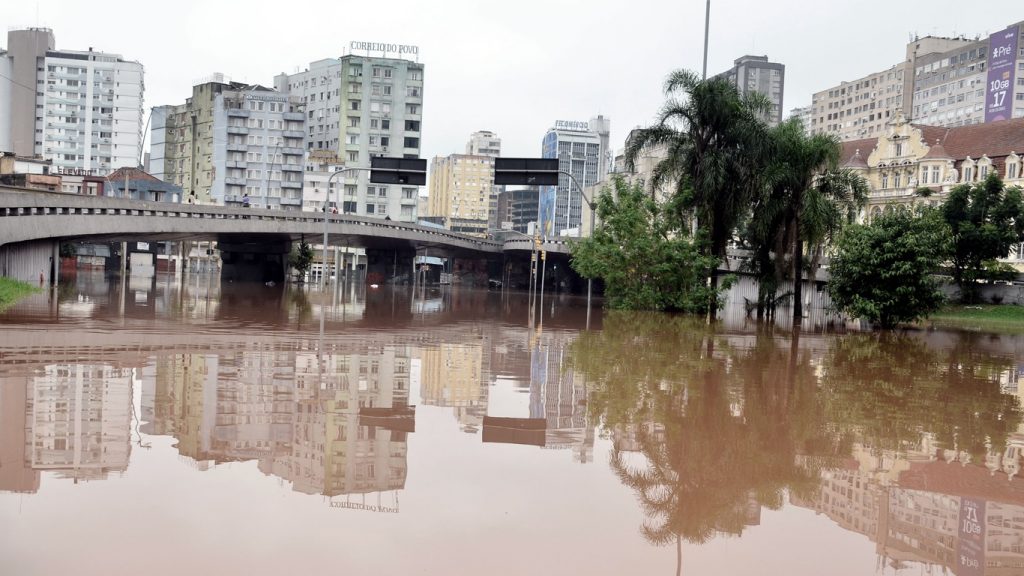 Fim de semana será de muita chuva na inundada Porto Alegre