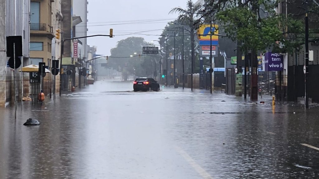 Veja em fotos como estava o Centro de Porto Alegre nesta segunda