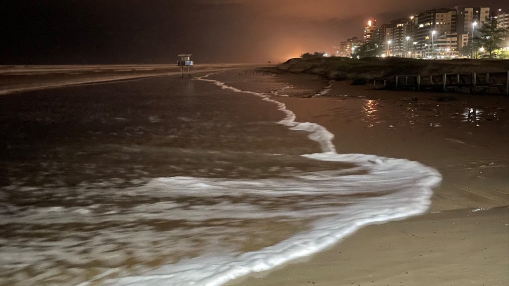 Ressaca do mar atinge o litoral do Rio Grande do Sul ao Rio de Janeiro