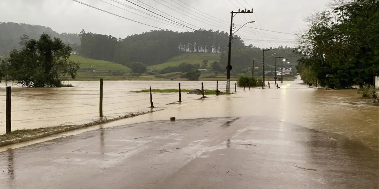 <span class="entry-title-primary">Rios transbordam e enchentes atingem também Santa Catarina</span> <h2 class="entry-subtitle">Fim de semana é de rios fora da calha e enchentes atingindo cidades do Nordeste de Santa Catarina pela chuva dos últimos dias </h2>