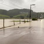 Rios transbordam e enchentes atingem também Santa Catarina
