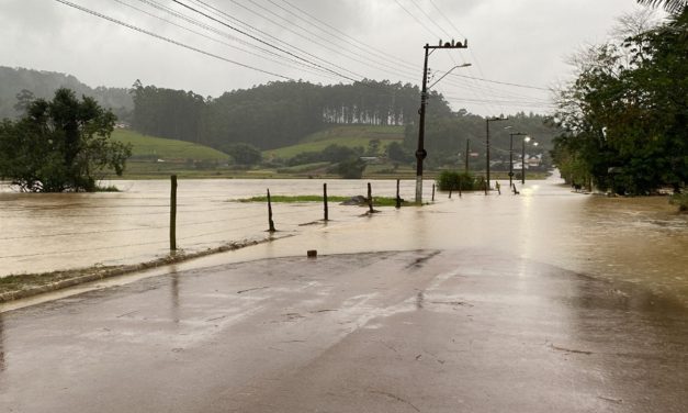 Rios transbordam e enchentes atingem também Santa Catarina