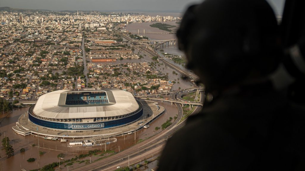 Novas imagens de Porto Alegre a bordo de um helicóptero do Exército