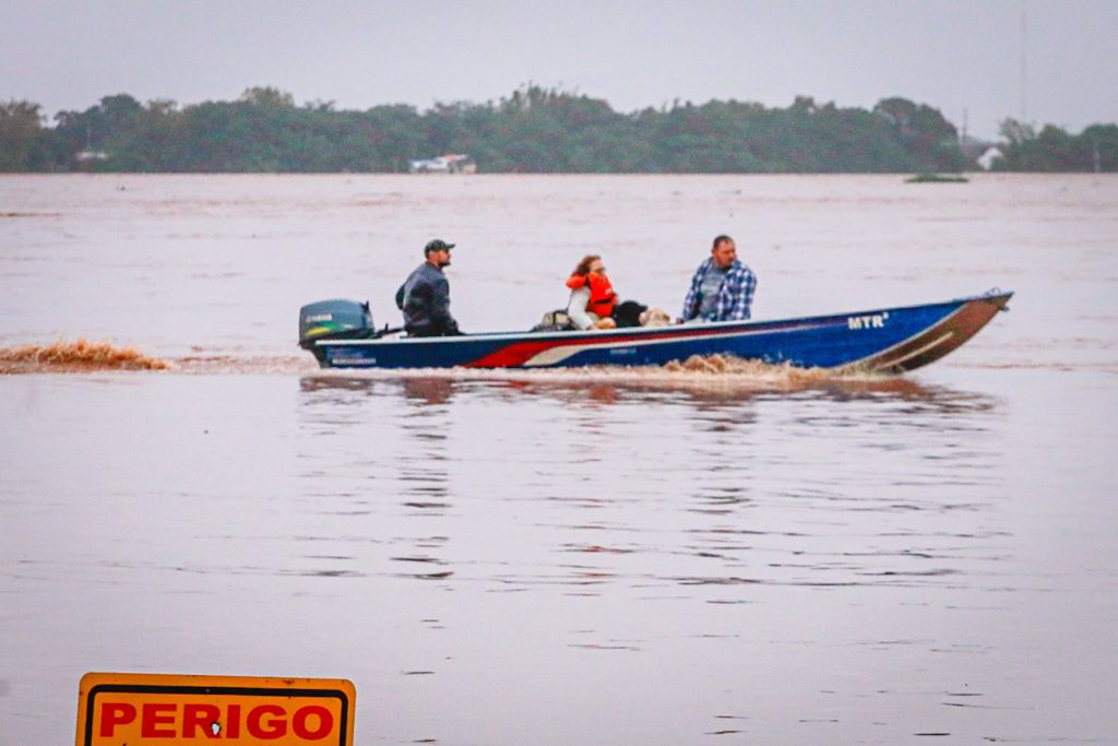 Guaíba supera cota de alerta no Cais Mauá e ilhas têm alagamentos