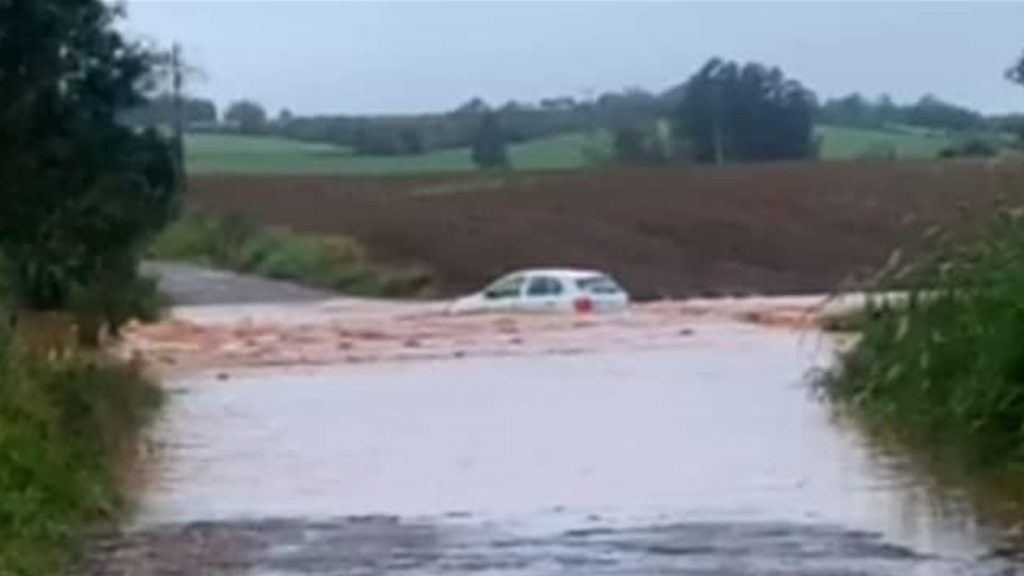 Correnteza por chuva forte arrasta veículo no Noroeste do estado