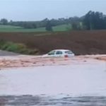 Correnteza por chuva forte arrasta veículo no Noroeste do estado