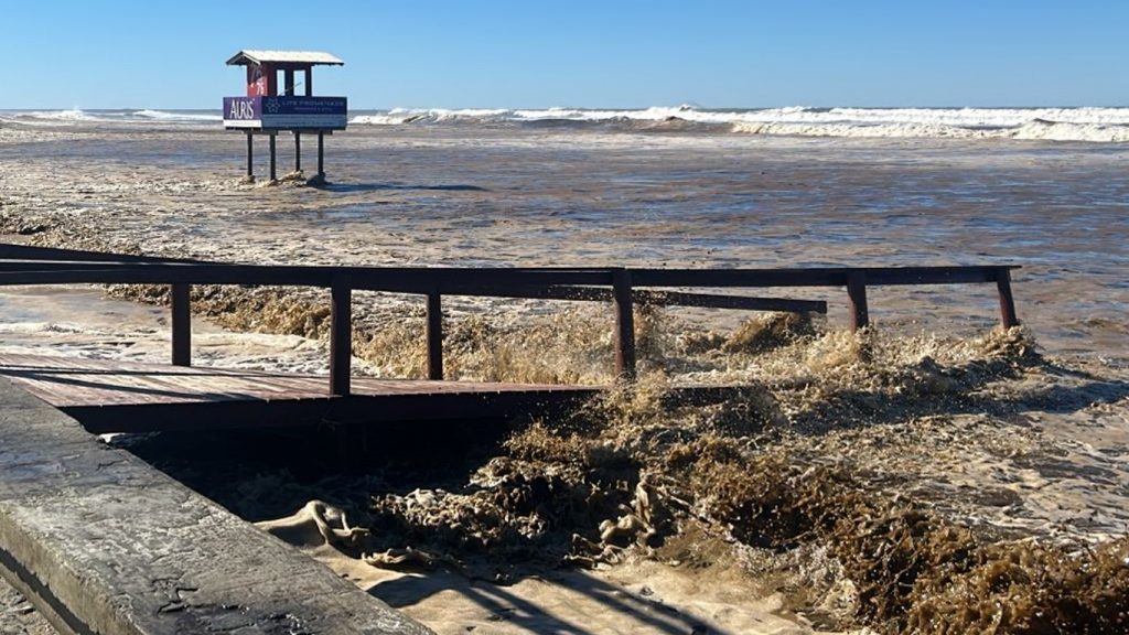 Veja imagens da forte ressaca que causou danos na orla do litoral gaúcho