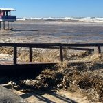 Veja imagens da forte ressaca que causou danos na orla do litoral gaúcho