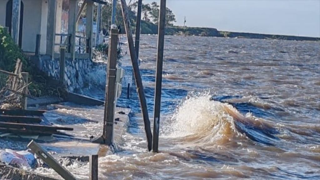 Cheia da Lagoa Mirim causa inundações e desabriga no Uruguai