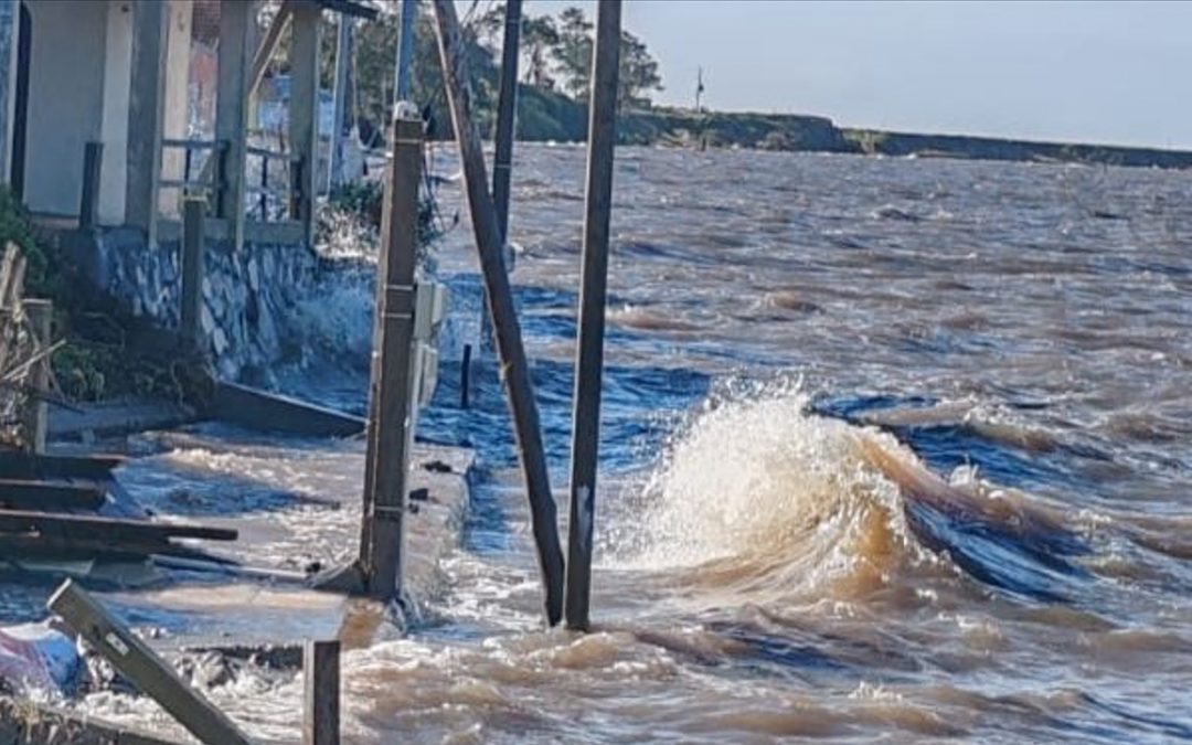 Cheia da Lagoa Mirim causa inundações e desabriga no Uruguai Lagoa Mirim, entre o Uruguai e o Rio Grande do Sul, enfrenta uma cheia de grandes proporções com moradores fora de casa