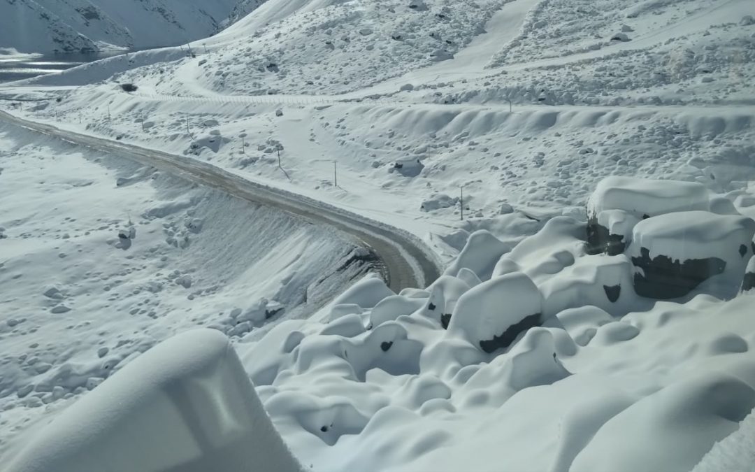 Ameaça de grandes nevascas fecha passagem entre Chile e Argentina Passagem internacional usada por muitos caminhoneiros do Brasil é fechada por razões de segurança em razão de mau tempo nos Andes