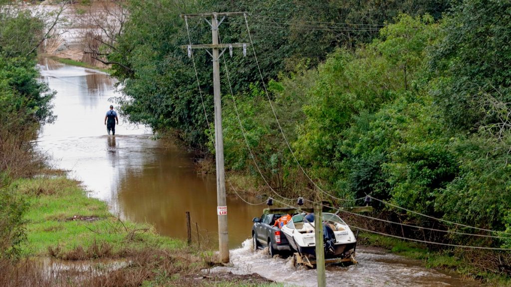 Guaíba sobe com vento e piora situação das ilhas de Porto Alegre