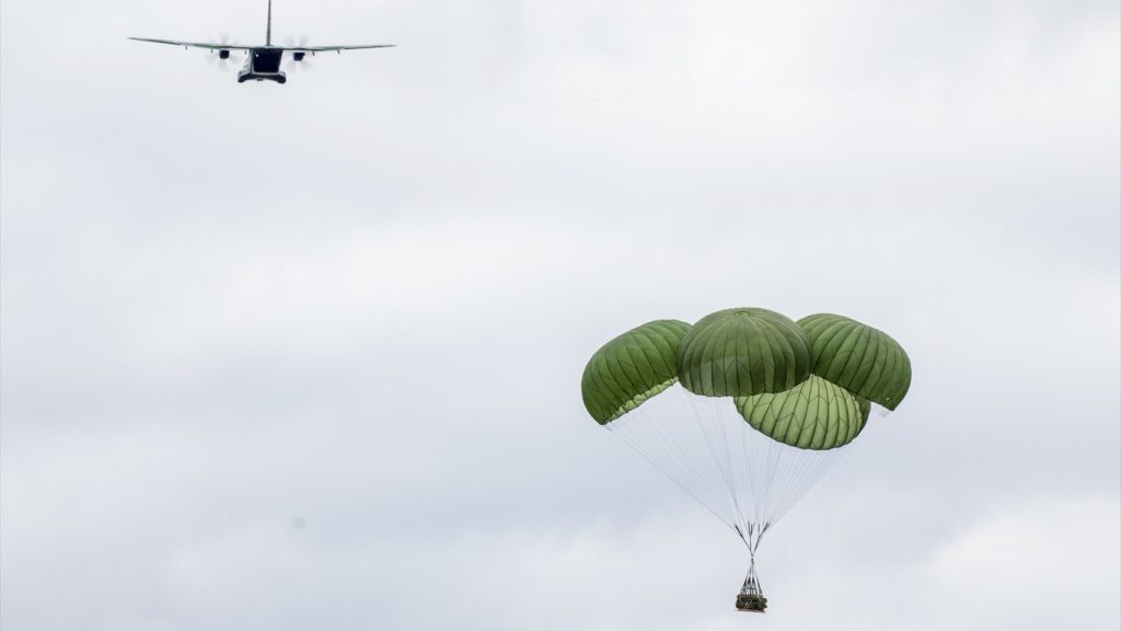 Força Aérea lança suprimentos em áreas ainda isoladas pelo desastre