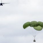 Força Aérea lança suprimentos em áreas ainda isoladas pelo desastre
