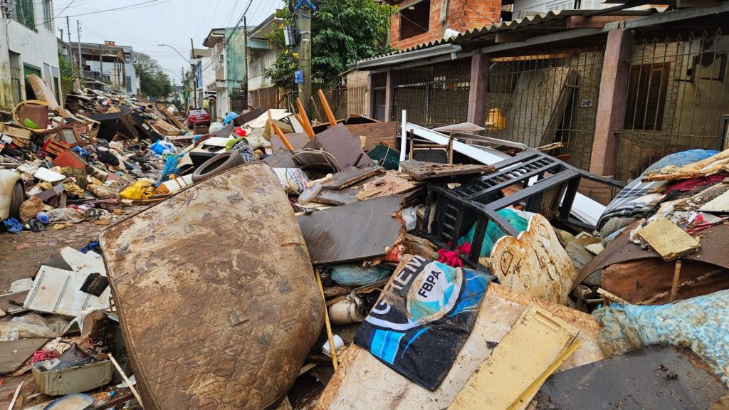 Moradores da zona Norte de Porto Alegre vivem entre lixo, entulho e ratos