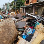 Moradores da zona Norte de Porto Alegre vivem entre lixo, entulho e ratos