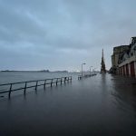 Guaíba volta a transbordar; veja imagens que fizemos no interior do cais