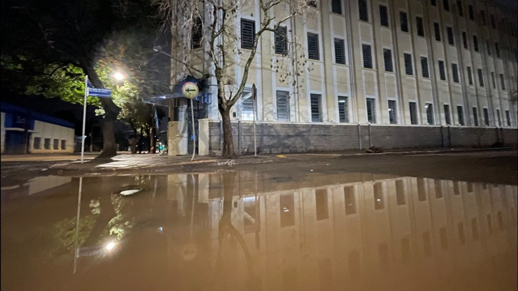 Guaíba reflui pelo esgoto no Quarto Distrito após subir pelo vento Sul