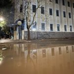 Guaíba reflui pelo esgoto no Quarto Distrito após subir pelo vento Sul