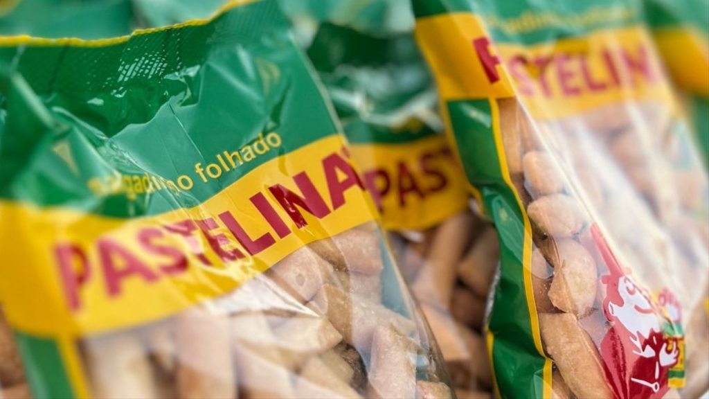 Pastelina vai voltar: enchente arrasa fábrica do salgadinho dos gaúchos