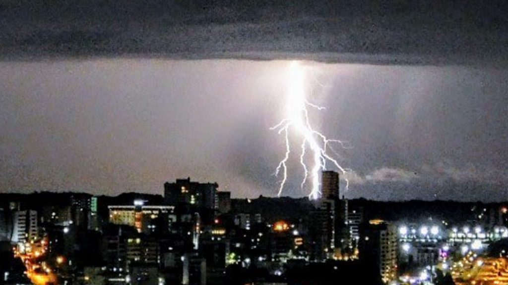 Frente quente provoca chuva volumosa e temporais pelo estado