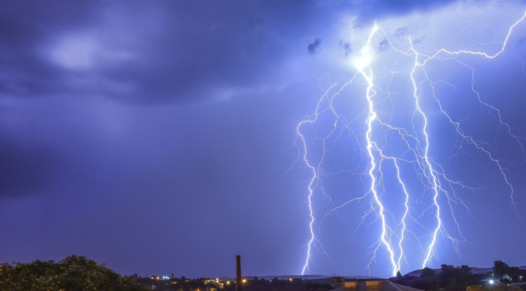 Avanço de ar quente traz risco de chuva forte e temporais isolados