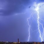 Avanço de ar quente traz risco de chuva forte e temporais isolados