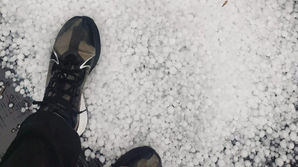 Frente fria que avança para o Sul do Brasil traz muito granizo no Uruguai