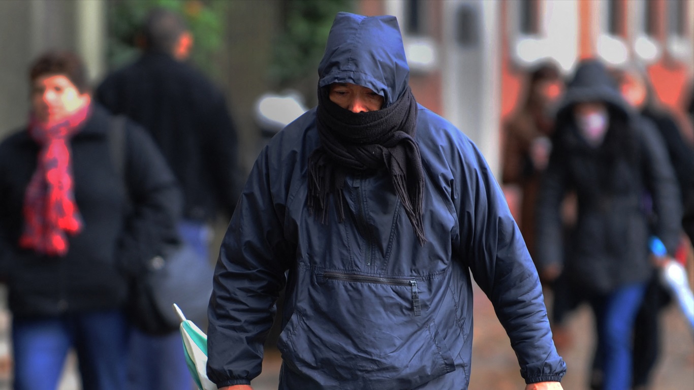 Moradores de Buenos Aires com roupas pesadas pelo frio