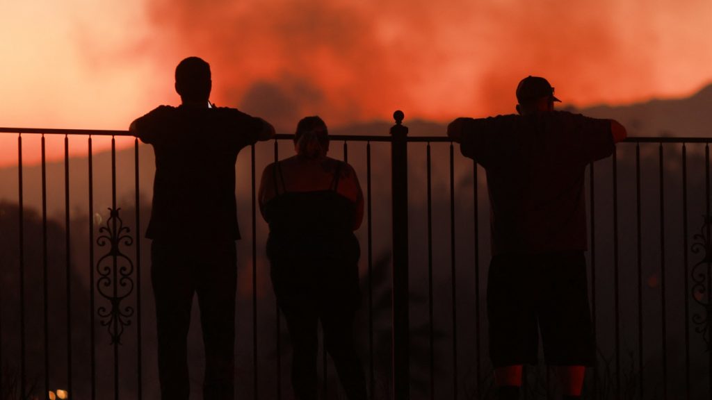 Milhares escapam de incêndio fora de controle na Califórnia
