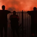 Milhares escapam de incêndio fora de controle na Califórnia