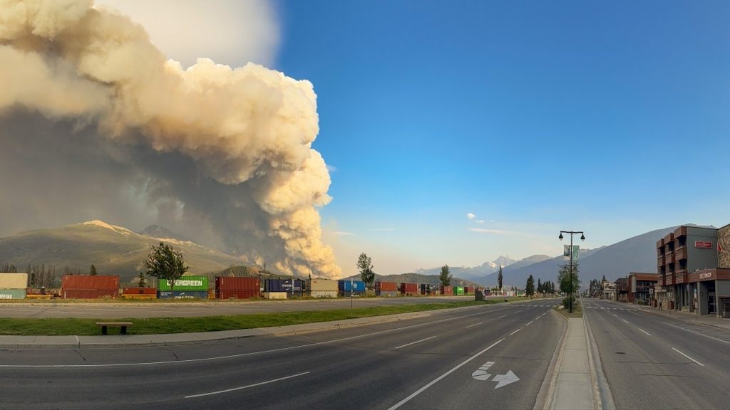 Enorme incêndio florestal atinge Jasper, paraíso turístico do Canadá