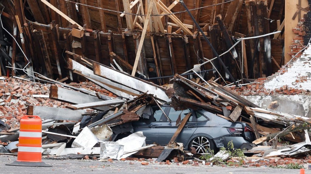 Tornado causa morte e destruição em comunidade de Nova York