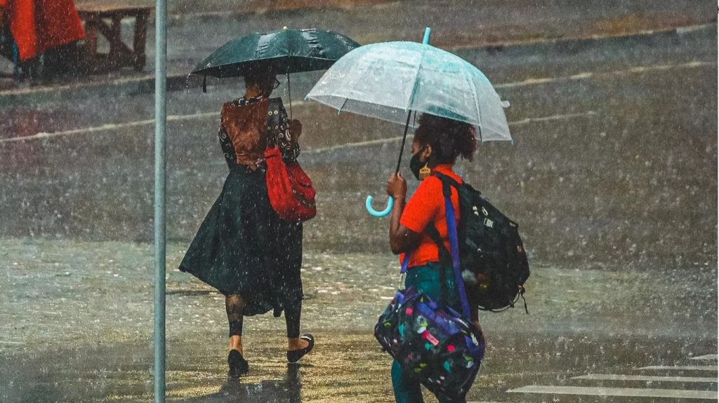 Frente fria traz chuva e o retorno do frio com vento Sul neste domingo