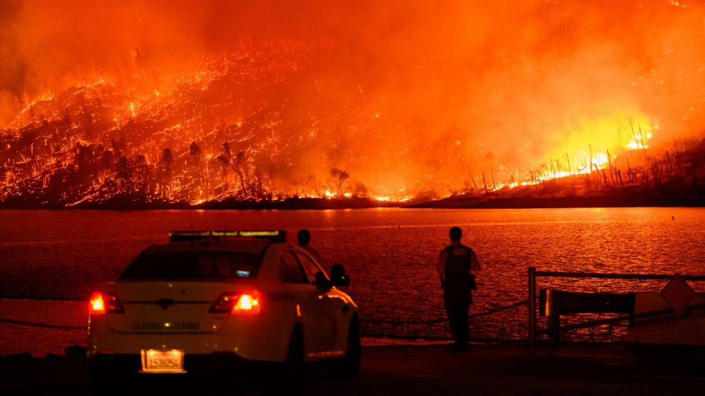 Califórnia enfrenta fogo em meio à feroz onda de calor