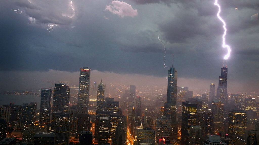 Chicago é castigada por tempestade severa e vários tornados