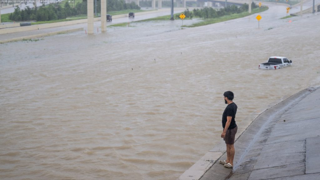 Fotos: enchente em Houston após a passagem do furacão Beryl